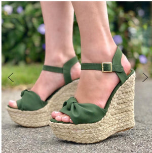 Simple women's sandals with wedge bow