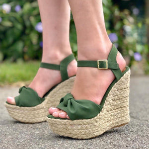 Simple women's sandals with wedge bow